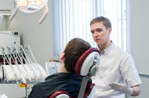 Stomatolog rozmawiający z pacjentem