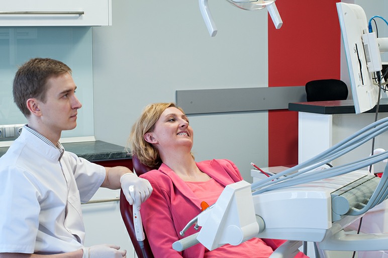 Pacjentka na krześle dentystycznym